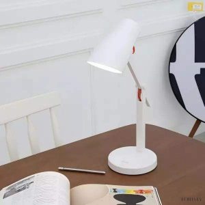 Biała metalowa lampa biurkowa LED z regulowanym ramieniem - ujęcie skośne
