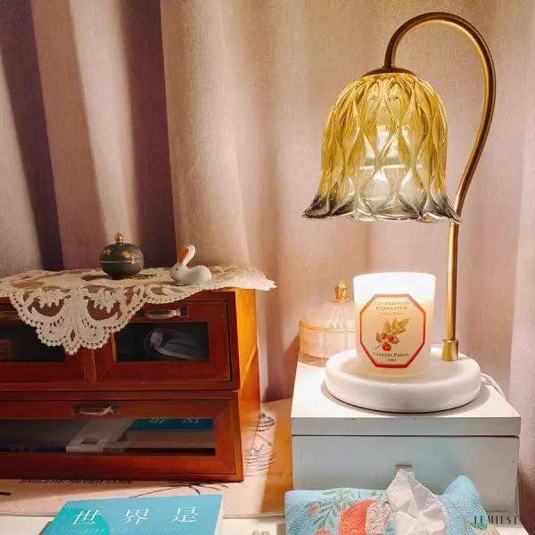 Lampa stołowa marmurowa z kloszem szklanym - detal wykończenia podstawy i przejrzyste szkło