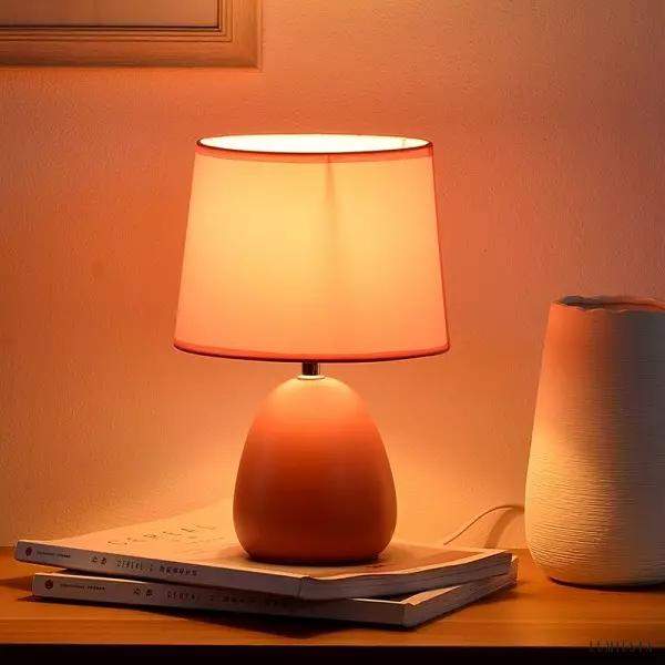 Kolorowa ceramiczna lampa stołowa, frontowy widok na smukłą formę i ceramiczną podstawę