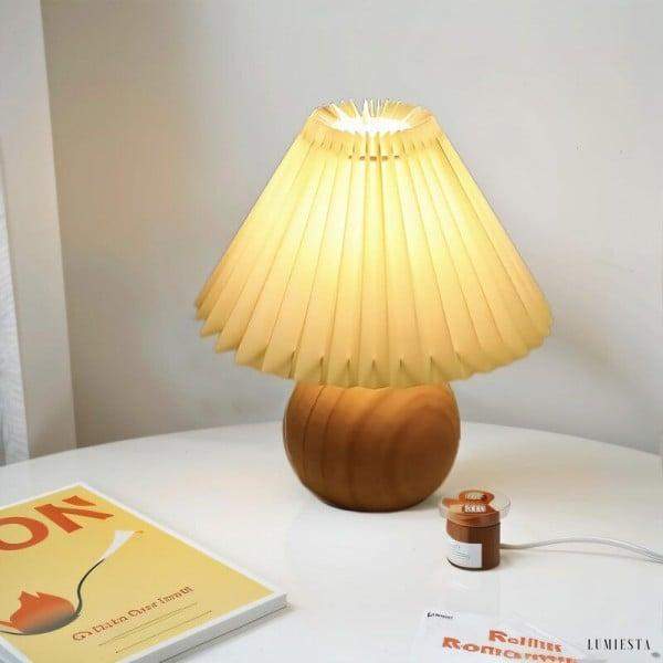 Elegancka lampka stołowa z plecionym kloszem i drewnianą podstawą