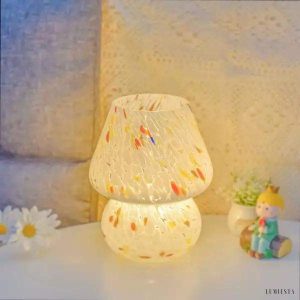 Lampa stołowa grzybek alabastrowa - zaokrąglony klosz widziany z bliska