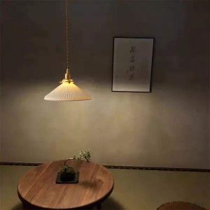 Lampa wisząca z ceramiki w kształcie plisowanej spódnicy