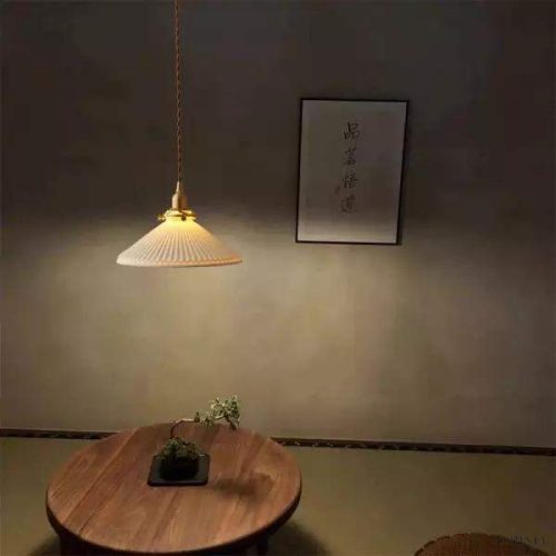 Lampa wisząca z ceramiki w kształcie plisowanej spódnicy