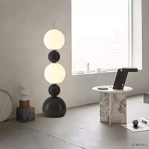Nowoczesna lampa podłogowa Molecular Ball z białymi kulami na cienkim czarnym stelażu