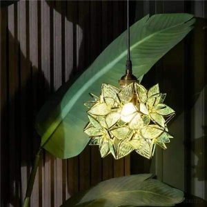 Lampa wisząca ze szkła kwiatowego w stylu dekoracyjnym