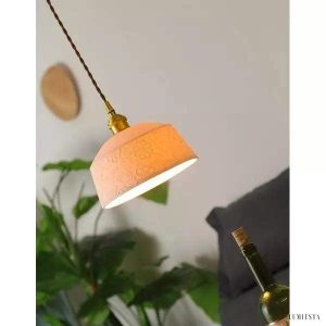Ceramiczna lampa wisząca biała, ujęcie z lekkiej perspektywy
