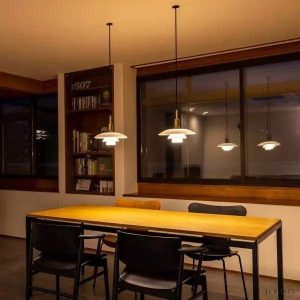 Poria - metalowa lampa wisząca biała dyskowa, ujęcie z lekkiej perspektywy