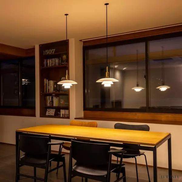 Poria - metalowa lampa wisząca biała dyskowa, ujęcie z lekkiej perspektywy