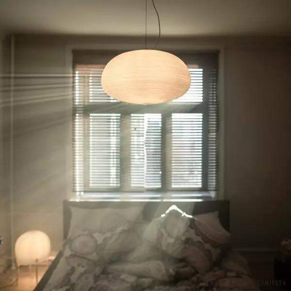 Lampa wisząca ze szkła dmuchanego okrągła biała - pełny widok oprawy