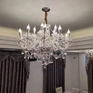 Luksusowy żyrandol kryształowy w stylu świecznika