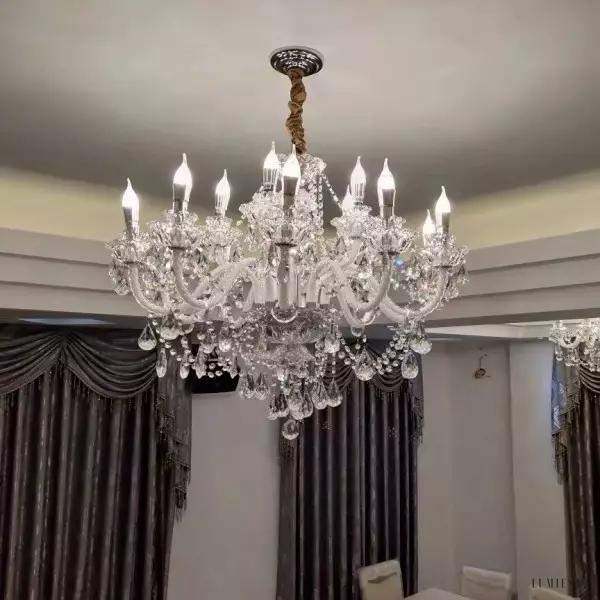 Luksusowy żyrandol kryształowy w stylu świecznika