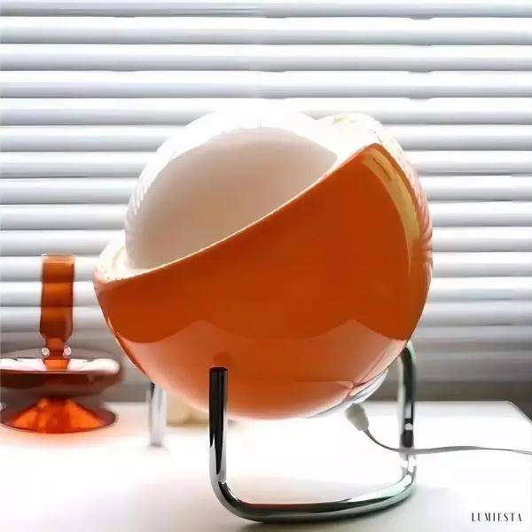 Lampa stołowa szklana kulista w kolorze pomarańczowym, detal światła na kloszu