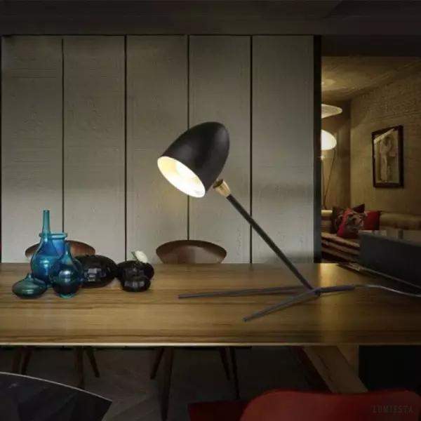 Lampa stołowa tripod czarna nowoczesna — czarna owalna głowica z mosiądzanym złączkiem na metalowych trzech nogach