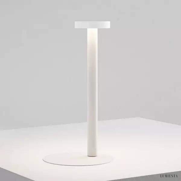 Lampka stołowa dotykowa aluminium biała minimalistyczna — elegancki design na białym tle