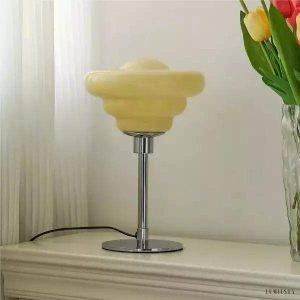 Lampa stołowa w stylu nordyckim z szklanym kloszem