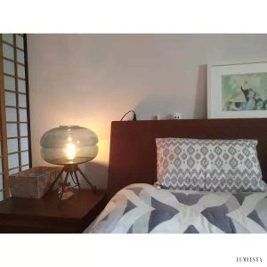 Lampa stołowa z lakierowanego szkła w nowoczesnym stylu