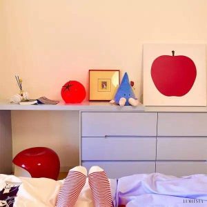 Nowoczesna lampa biurkowa w kształcie pomidora czerwonego