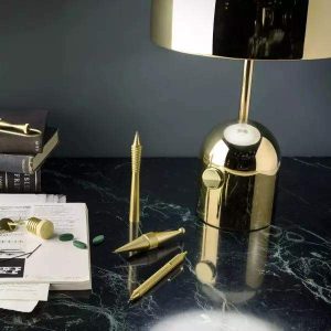 Lampa stołowa metalowa lustrzana dzwon - detal gładkiej, odbijającej światło powierzchni