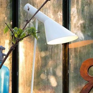 Biała asymetryczna lampa stołowa z metalu - boczny widok konstrukcji