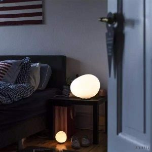 Lampa podłogowa Gregg w kształcie kamieni milowych