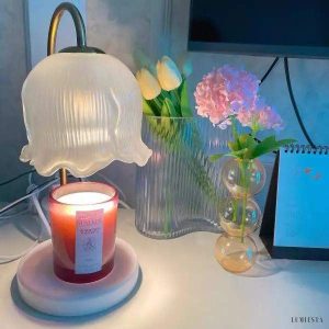 Lampa stołowa w stylu romantycznym - boczny widok na szklany klosz i marmurową podstawę