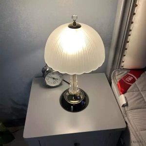 Lampa stołowa z białym kloszem muszelkowym i złotą podstawą - detal podstawy