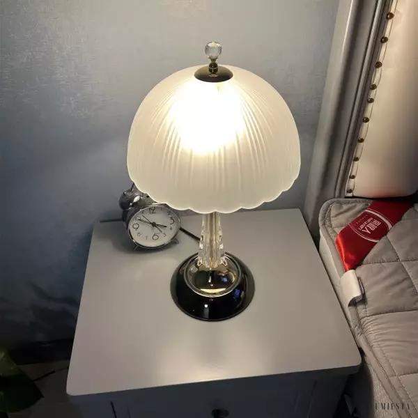 Lampa stołowa z białym kloszem muszelkowym i złotą podstawą - detal podstawy