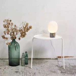 Lampa stołowa JWDA z opalowym kloszem na niskiej, stabilnej podstawie
