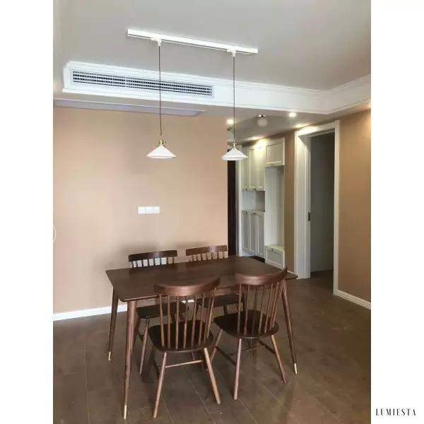 Lampa wisząca z ceramiki w kształcie plisowanej spódnicy