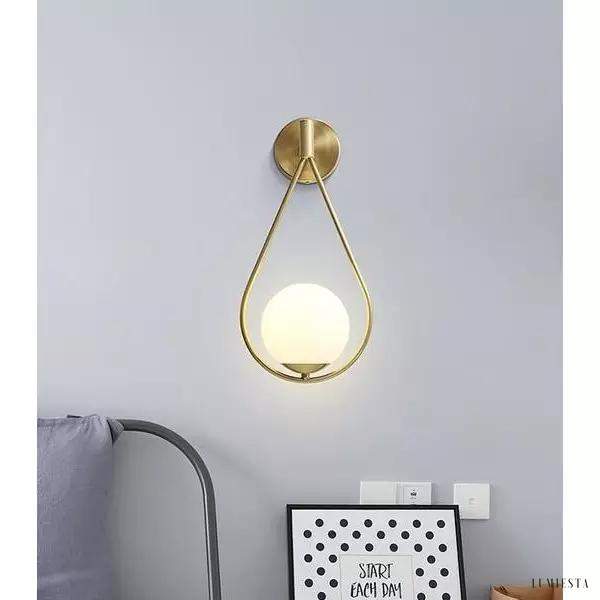 Lampa ścienna z mosiądzu w stylu vintage z opalowym kloszem