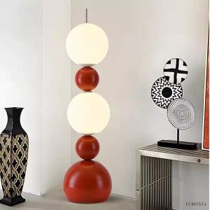 Lampa podłogowa kule geometryczne biało-czarna — minimalistyczna konstrukcja z kulistymi elementami na białym tle
