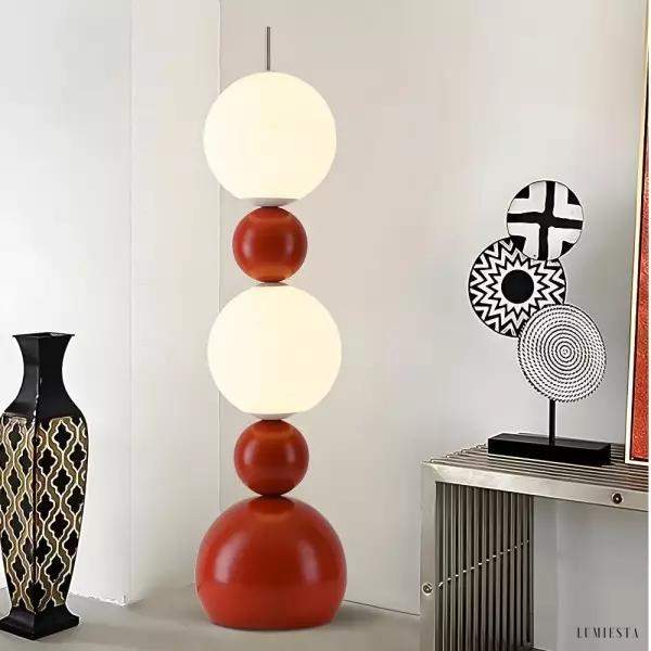 Lampa podłogowa kule geometryczne biało-czarna — minimalistyczna konstrukcja z kulistymi elementami na białym tle