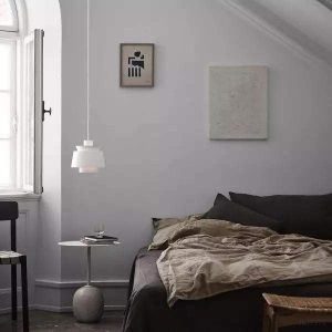 Lampa wisząca Uti retro z białym metalowym kloszem i czarnym przewodem
