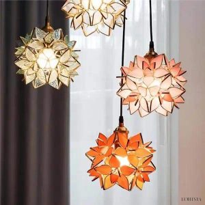 Lampa wisząca ze szkła kwiatowego w stylu dekoracyjnym