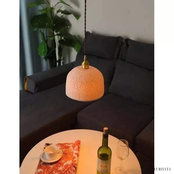 Ceramiczna lampa wisząca z kwiatowym wzorem, widok całej formy