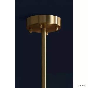 Lampa sufitowa kryształowa, zbliżenie na złotą ramę i fasetowane elementy