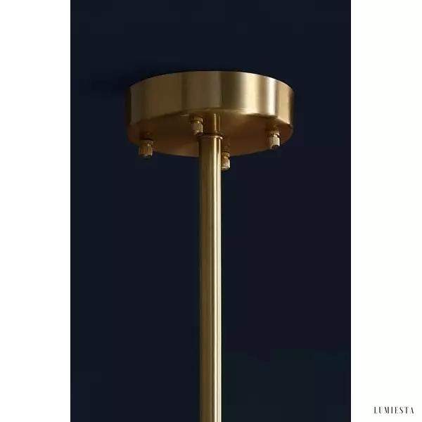 Lampa sufitowa kryształowa, zbliżenie na złotą ramę i fasetowane elementy