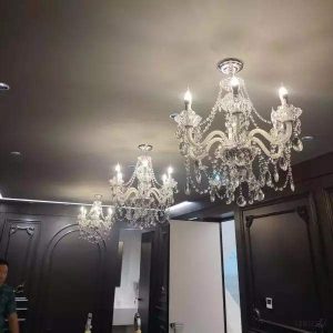 Luksusowy żyrandol kryształowy w stylu świecznika