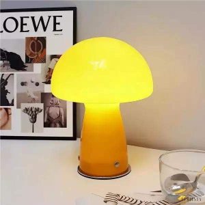 Lampka stołowa w stylu Bauhaus - boczny widok grzybka