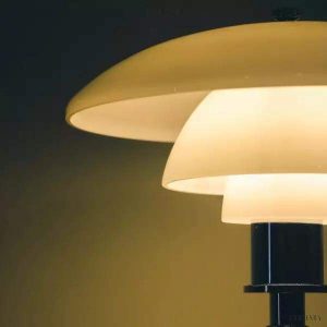 Lampa stołowa duńska z kloszami mlecznym szkłem — widok od góry na warstwy oświetlenia