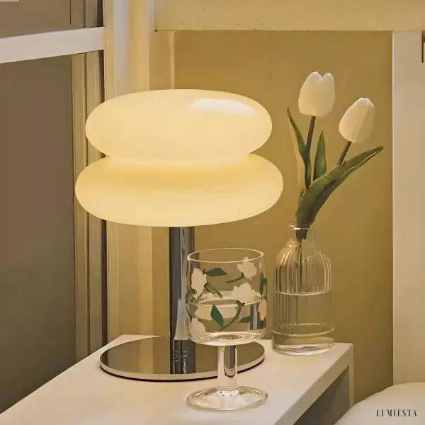 Lampka stołowa szklana minimalistyczna biała - widok z przodu, prosta forma