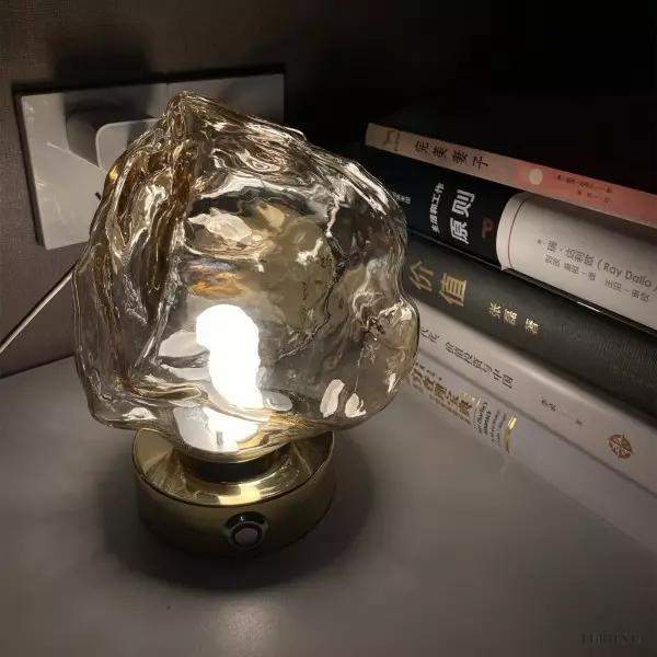 Lampa stołowa retro lava z unikalnym kloszem złotym