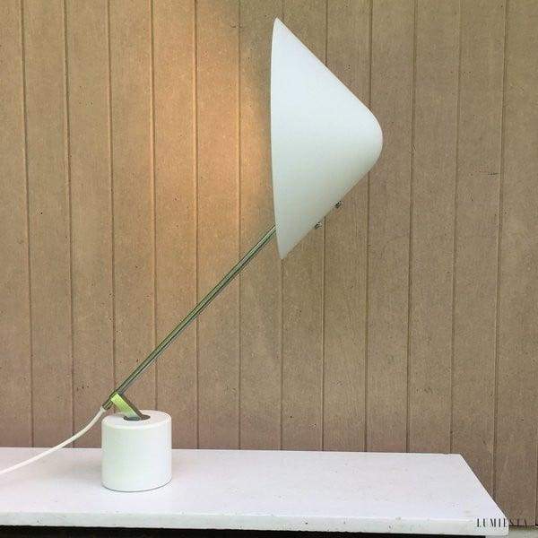 Lampka biurkowa metalowa biała z regulowanym ramieniem Swing - ujęcie pod lekkim kątem