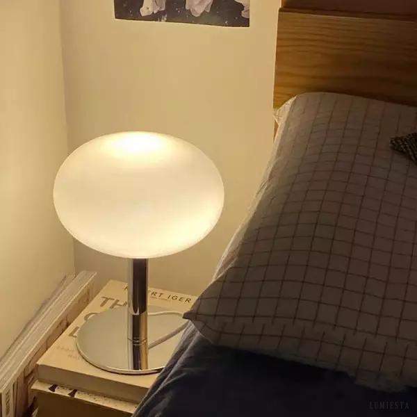 Lampa stołowa Bauhaus z dimmerem — mleczny klosz na chromowanej podstawie, ciepłe rozproszone światło
