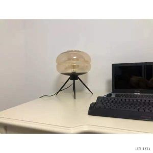 Lampa stołowa z lakierowanego szkła w nowoczesnym stylu