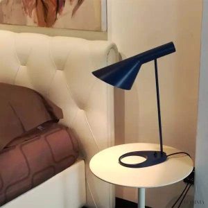 Asymetryczna metalowa lampa stołowa biała - profil smukłej podstawy