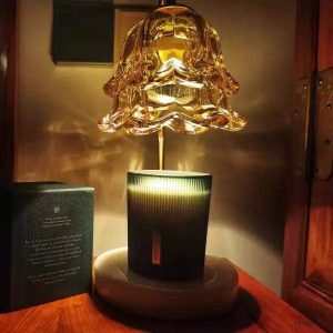 Lampa stołowa romantyczna - widok z przodu z jasnym kloszem i ciężką marmurową podstawą