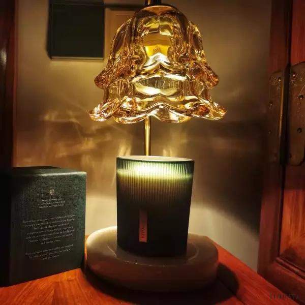Lampa stołowa romantyczna - widok z przodu z jasnym kloszem i ciężką marmurową podstawą