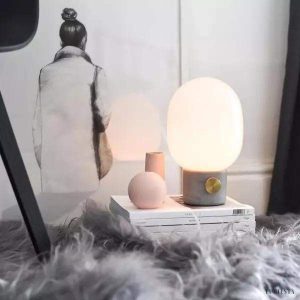 Lampa stołowa JWDA z opalowym kloszem, boczny widok na proporcje podstawy