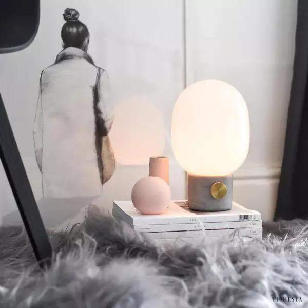 Lampa stołowa JWDA z opalowym kloszem, boczny widok na proporcje podstawy